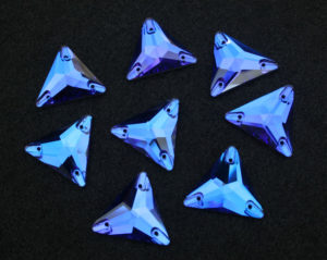 Capri Blue színű háromszög alakú kristály