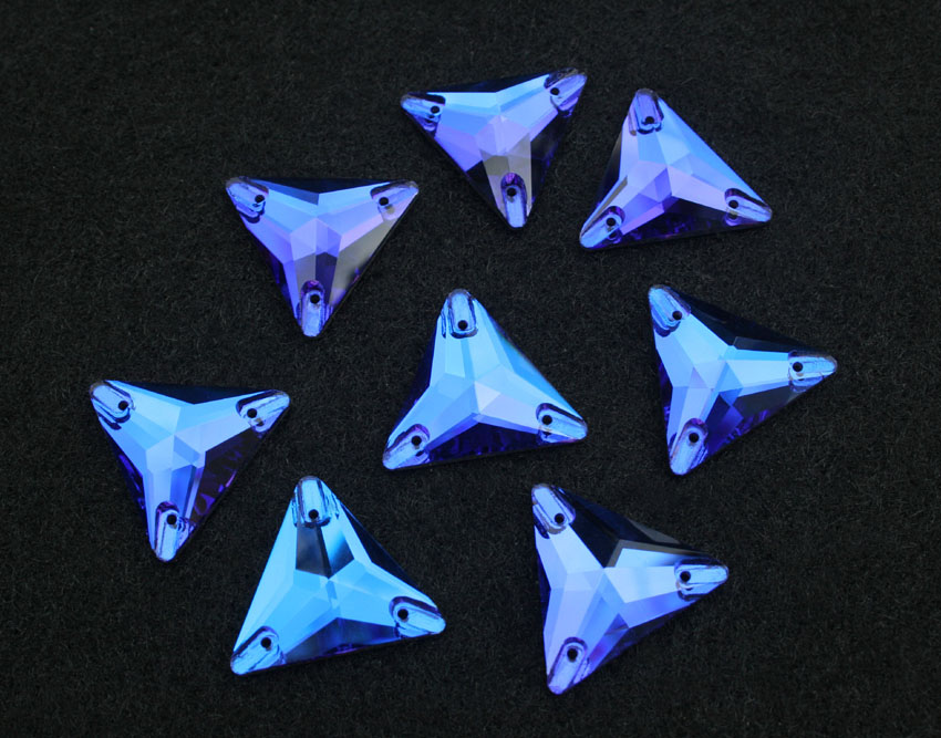 Capri Blue színű háromszög alakú kristály