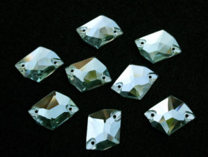 Crysolite színű tört rombusz alakú kristály