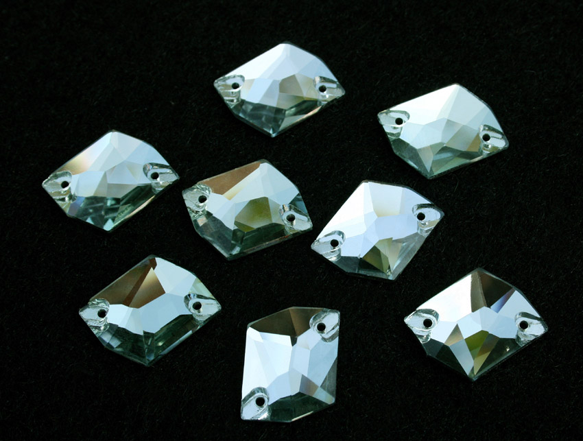 Crysolite színű tört rombusz alakú kristály