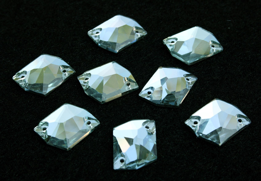 Crysolite színű tört rombusz alakú kristály