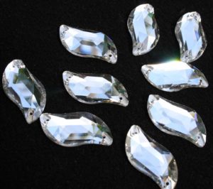 Crystal színű S alakú kristály