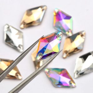 Crystal AB színű rombusz alakú kristály - Kristály Kuckó Crystal AB színű rombusz alakú kristály