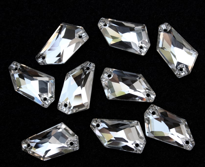 Crystal színű de-art alakú kristály