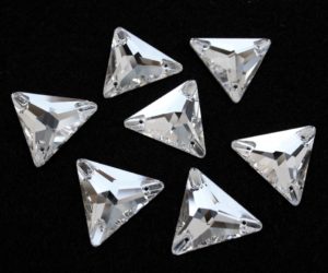 Crystal színű háromszög alakú kristály