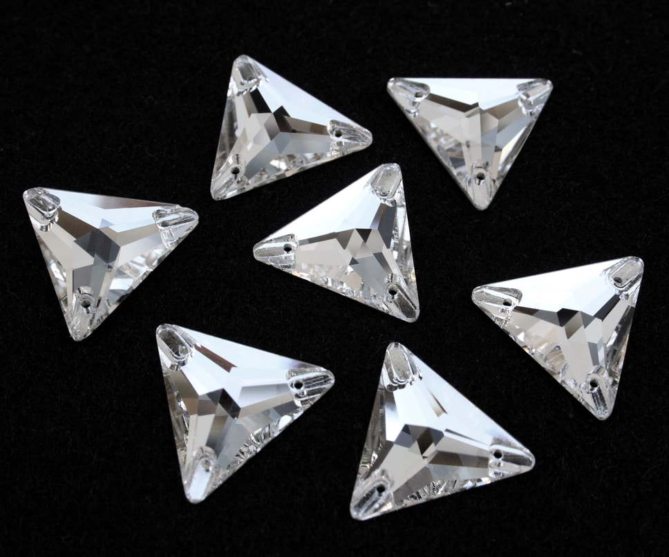 Crystal színű háromszög alakú kristály