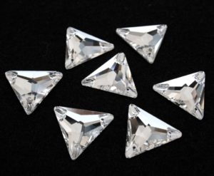Crystal színű háromszög alakú kristály