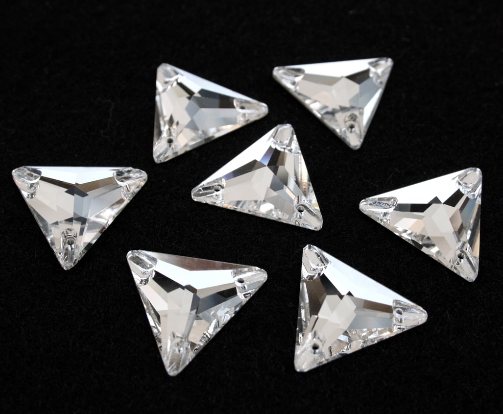 Crystal színű háromszög alakú kristály