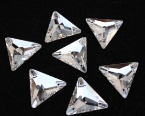 Crystal színű háromszög alakú kristály