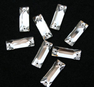 Crystal színű keskeny téglalap alakú kristály