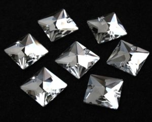 Crystal színű négyzet alakú kristály