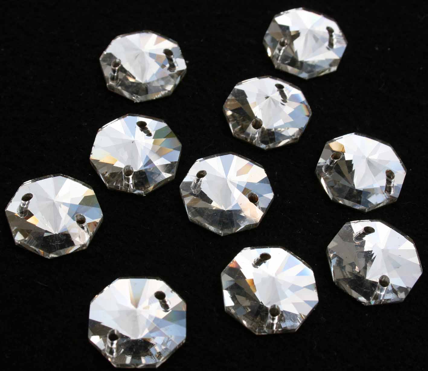 Crystal színű nyolcszög alakú kristály