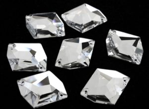 Crystal színű tört rombusz alakú kristály