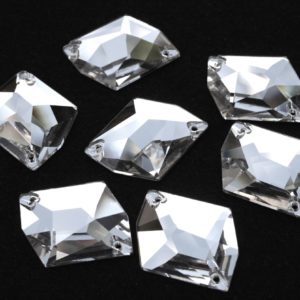 Crystal színű tört rombusz alakú kristály