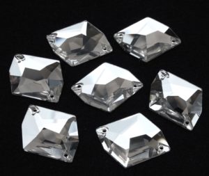 Crystal színű tört rombusz alakú kristály