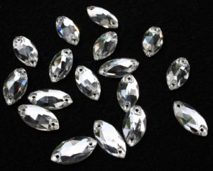 Crystal színű zabszem alakú kristály