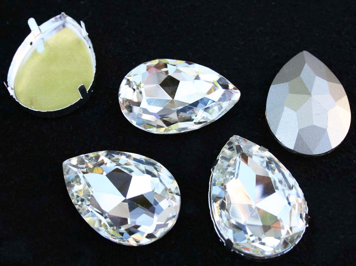 Crystal színű csepp alakú foglalatos kristály