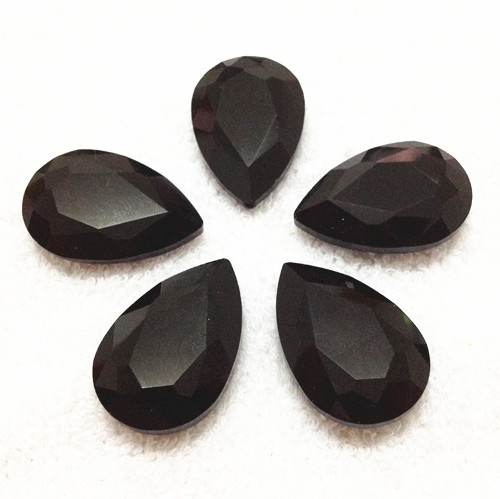 Jet Black színű csepp alakú foglalatos kristály