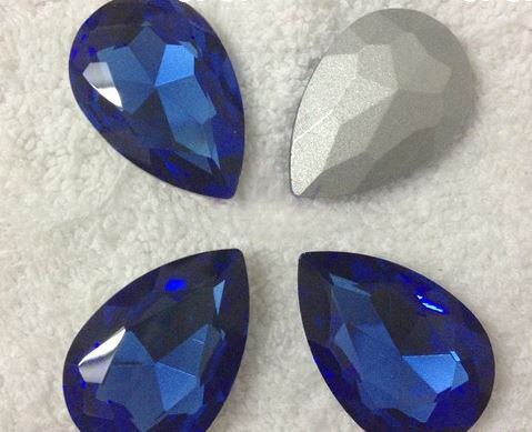 Sapphire színű csepp alakú foglalatos kristály