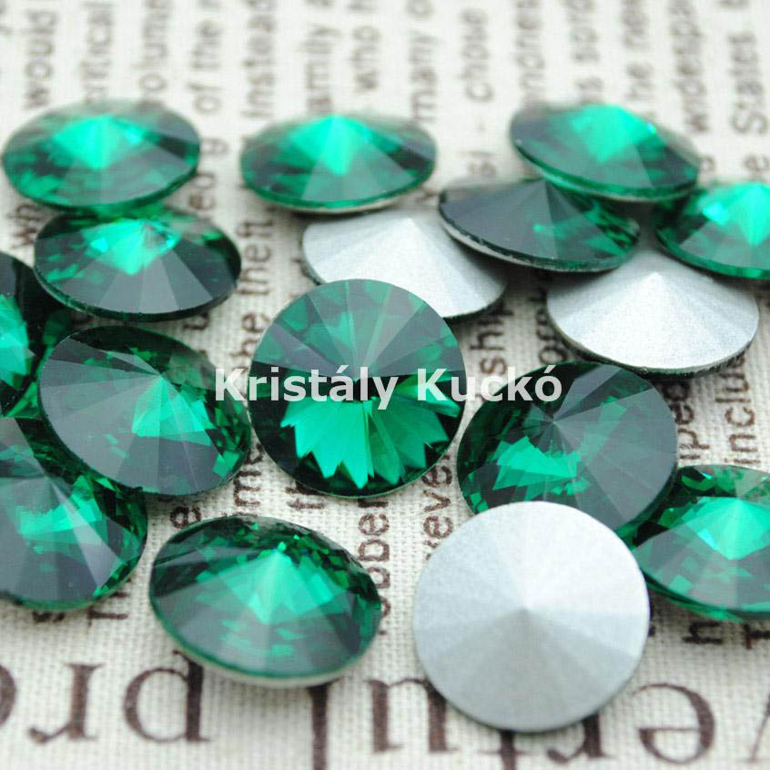 Emerald színű kör alakú foglalatos kristály