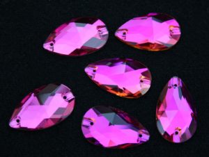 Fuchsia színű csepp alakú kristály