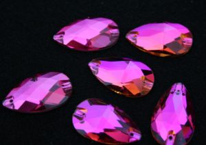 Fuchsia színű csepp alakú kristály