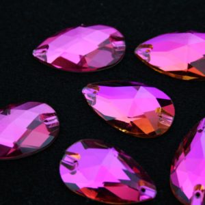 Fuchsia színű csepp alakú kristály