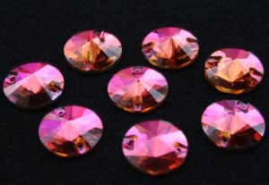 Fuchsia színű kör alakú kristály