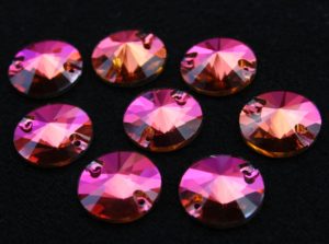 Fuchsia színű kör alakú kristály