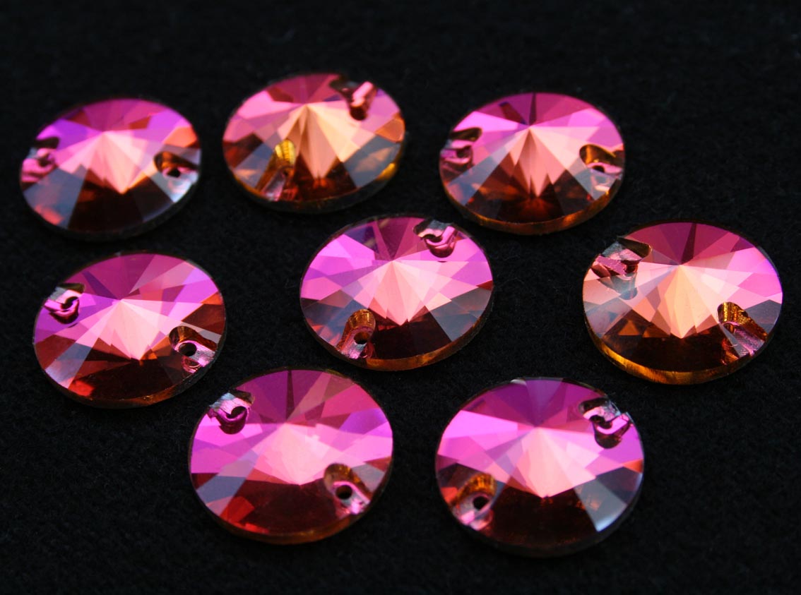 Fuchsia színű kör alakú kristály