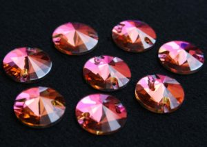 Fuchsia színű kör alakú kristály
