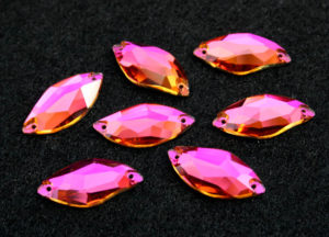 Fuchsia színű levél alakú kristály