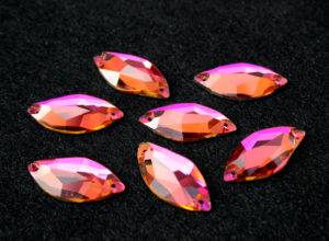 Fuchsia színű levél alakú kristály