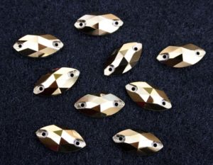 Gold színű zabszem alakú kristály