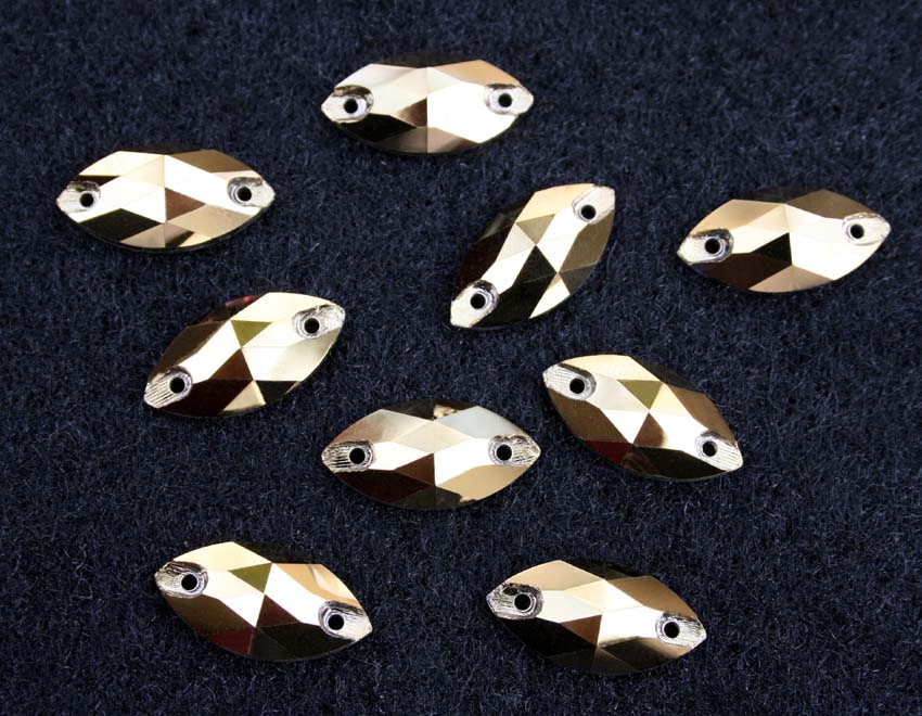 Gold színű zabszem alakú kristály