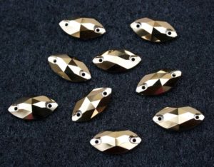 Gold színű zabszem alakú kristály