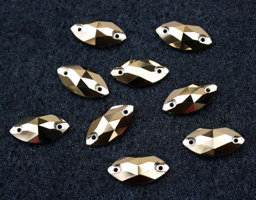 Gold színű zabszem alakú kristály