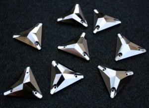 Hematite színű háromszög alakú kristály