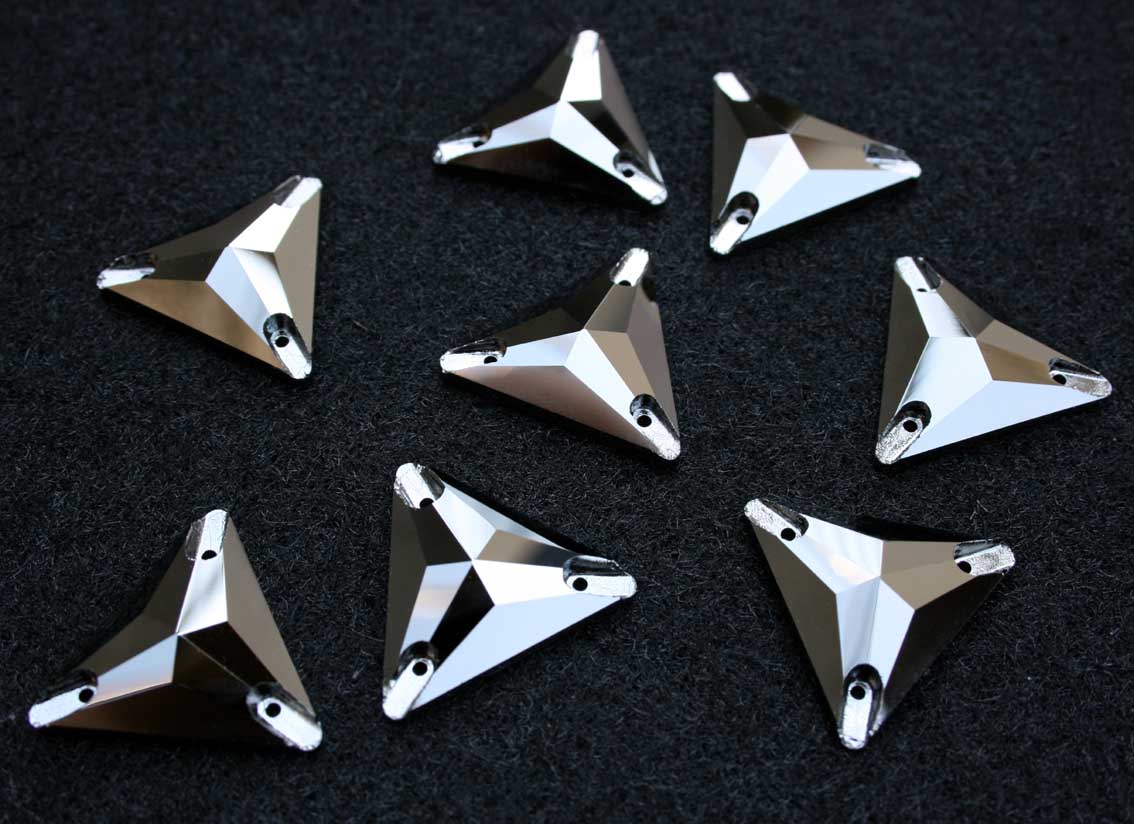 Hematite színű háromszög alakú kristály