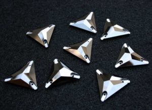 Hematite színű háromszög alakú kristály