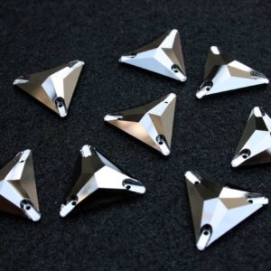 Hematite színű háromszög alakú kristály