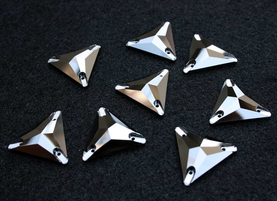 Hematite színű háromszög alakú kristály