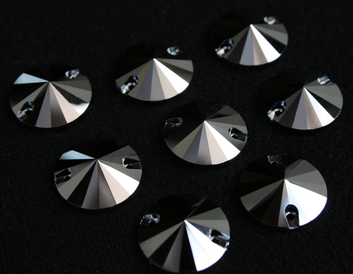 Hematite színű kör alakú kristály