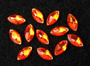 Hyacinth színű zabszem alakú kristály