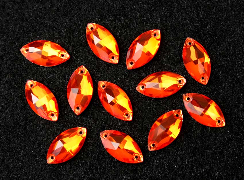 Hyacinth színű zabszem alakú kristály