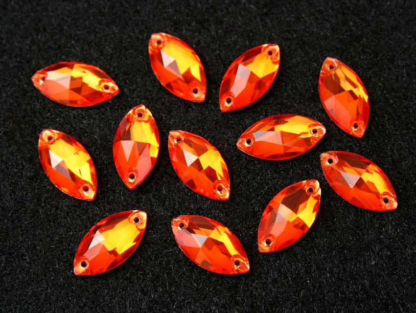 Hyacinth színű zabszem alakú kristály