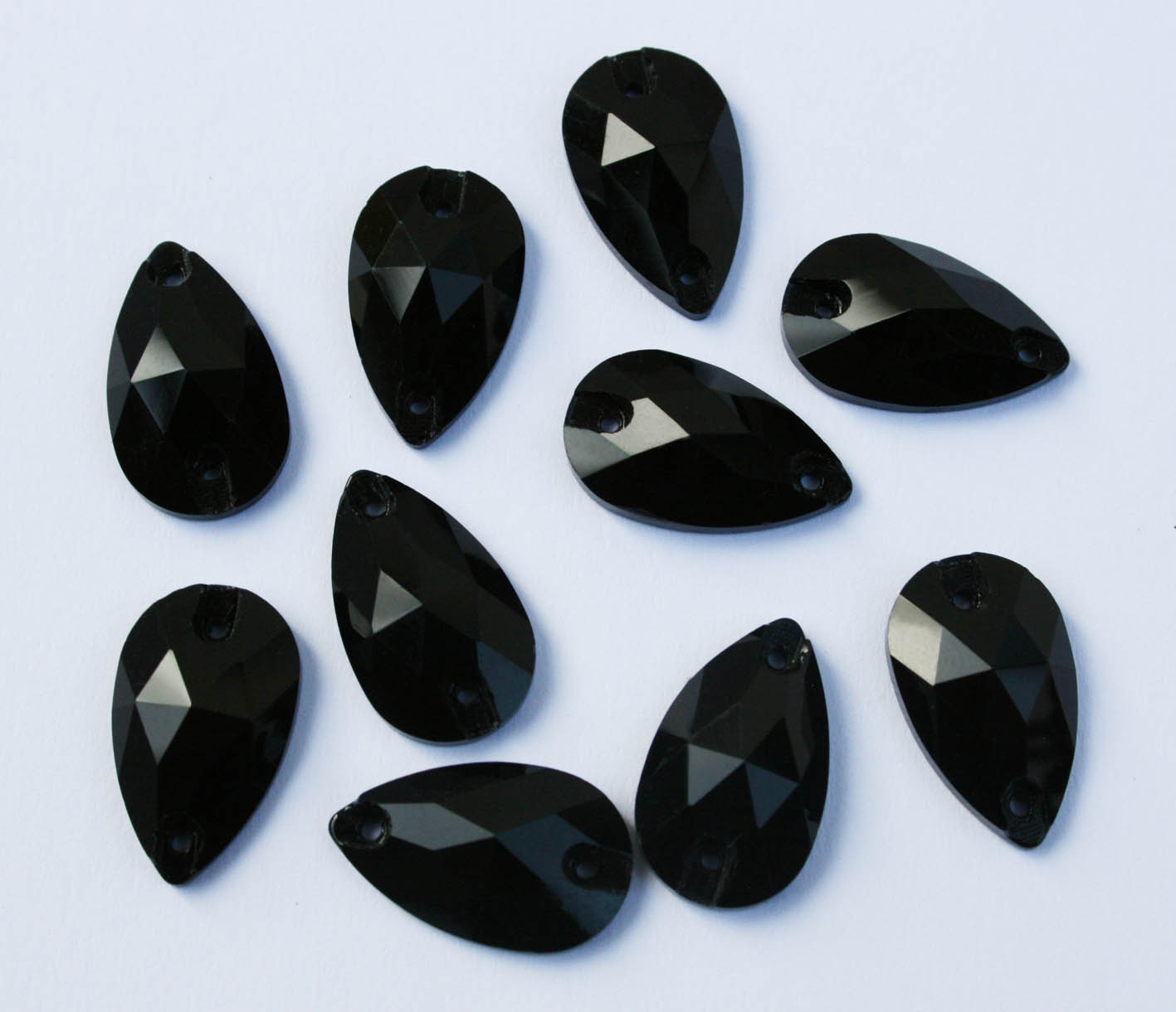 Jet Black színű csepp alakú kristály