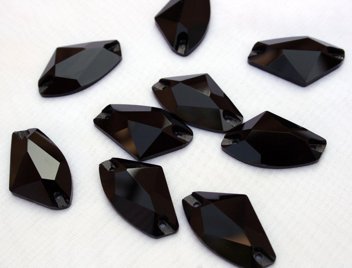 Jet Black színű ék alakú kristály