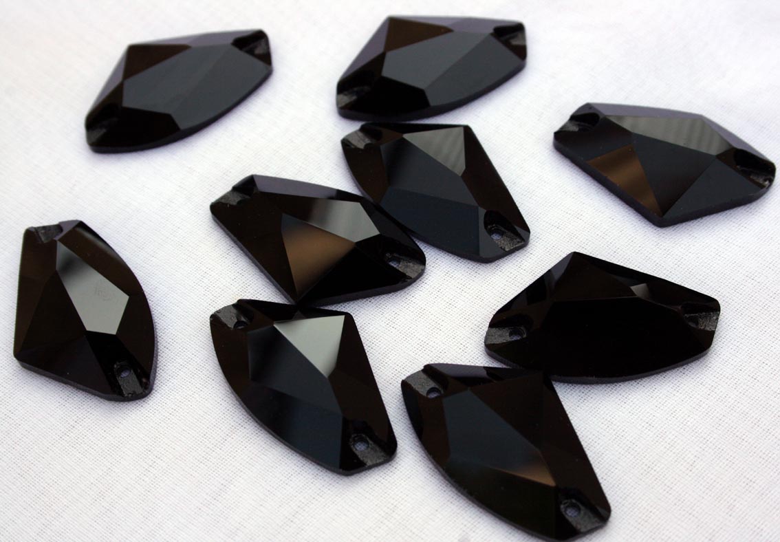 Jet Black színű ék alakú kristály