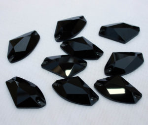 Jet Black színű ék alakú kristály